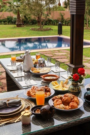 Petit déjeuner servi tous les jours en supplément
