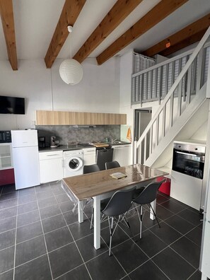 Kühlschrank, Mikrowelle, Geschirrspüler, Kochgeschirr/Geschirr/Besteck