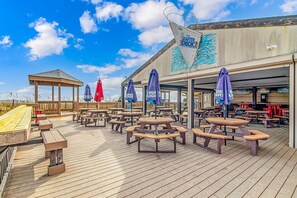 Outdoor dining - 4 Bedrooms for 13! 2 Renovated Condos at Myrtle Beach Resort! (Myrtle Beach)