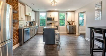 Cozy Apartment in Troy Hill