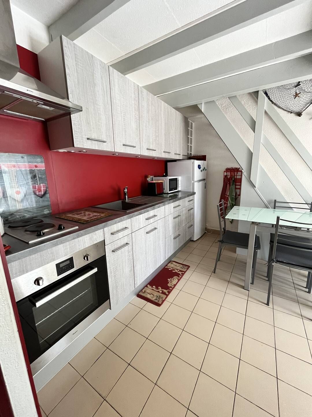 Een koelkast, een magnetron, een oven, een broodrooster