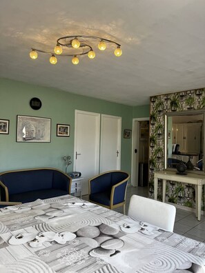 Dining - Modern and Practical Vacation Home: WiFi, AC, Parking, and Private Courtyard (CANET PLAGE)