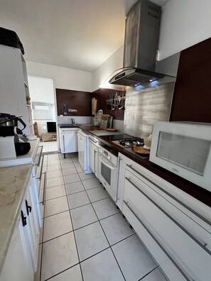 Een koelkast, een magnetron, een oven, een vaatwasser