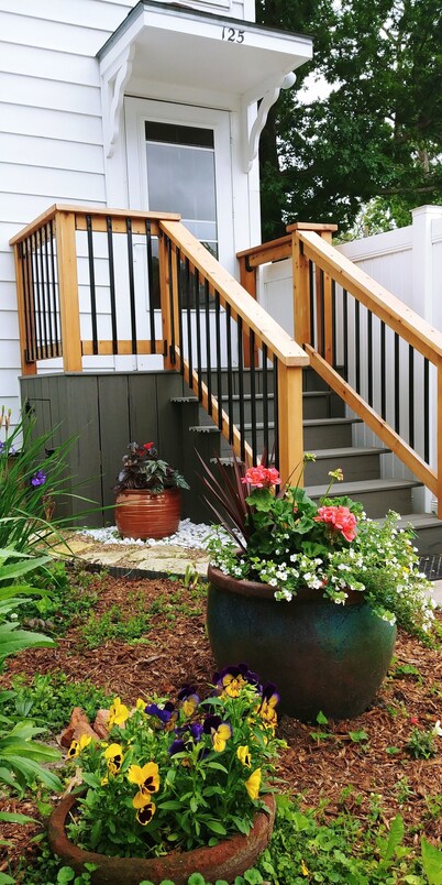 Private Upper Deck surrounded by flower and vegetable gardens. Pet friendly
