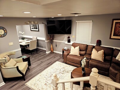 Charming 3-bedroom townhome with luxury  settings, AC ,WiFi in brilliant Bowie