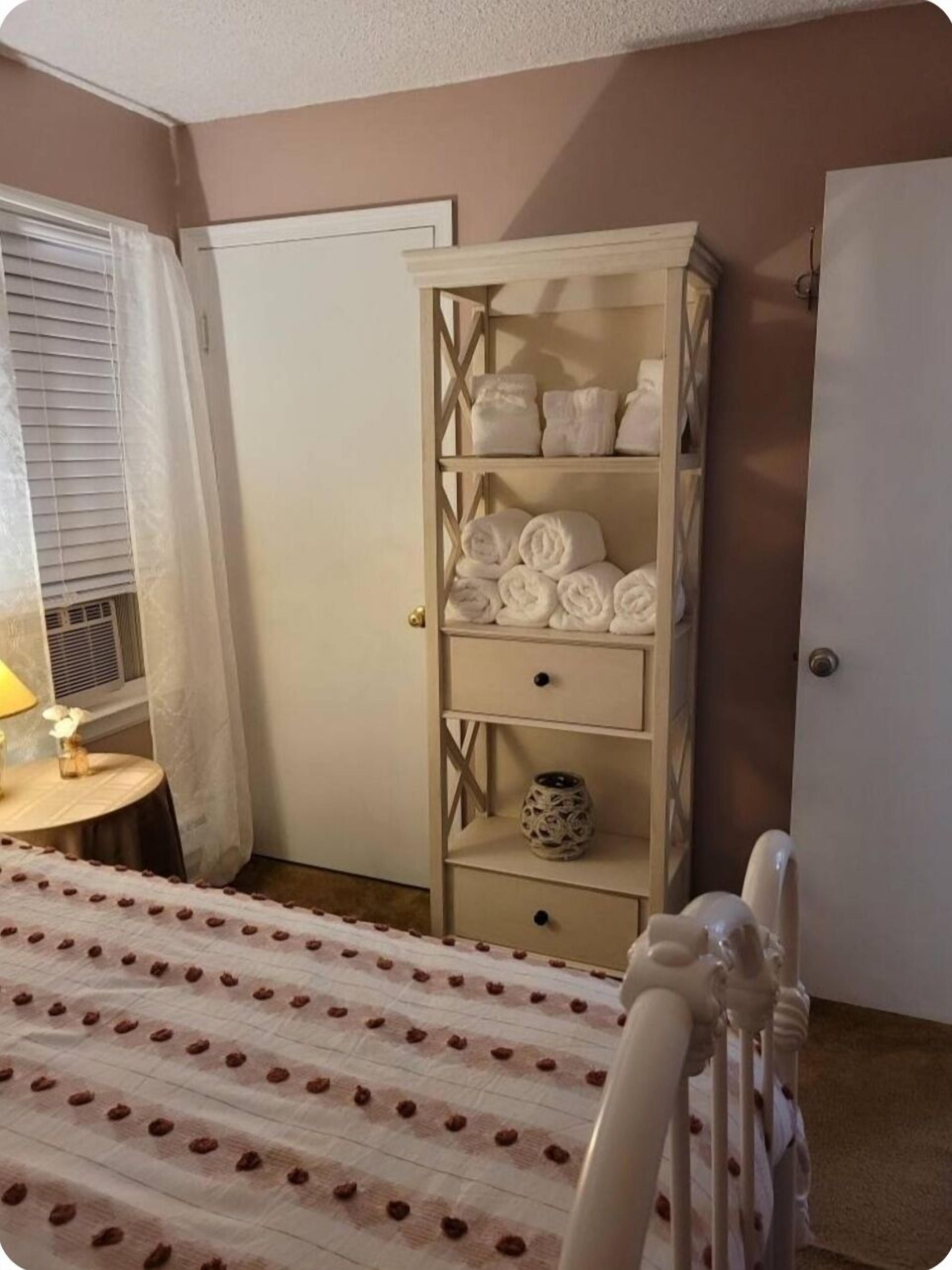 3 slaapkamers, een strijkplank/strijkijzer, wifi, beddengoed