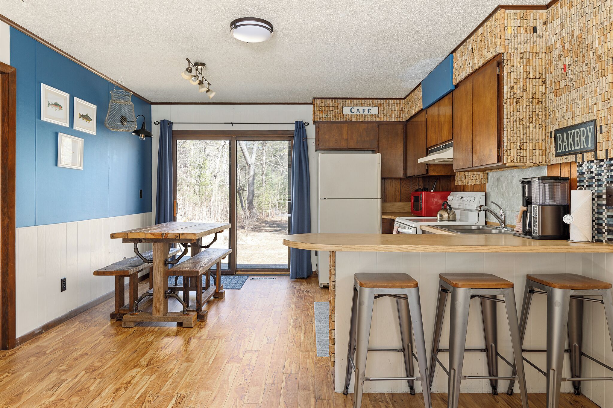 Jääkaappi, mikroaaltouuni, uuni, liesi