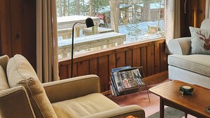Smart-TV, DVD-spiller, bøker og musikkbibliotek