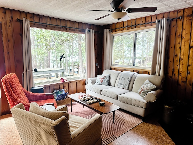 Charming Lakefront Cottage With Private Dock, Stunning Sunsets & Cozy Wood Stove - Muskoka