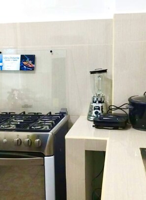 Réfrigérateur, four à micro-ondes, un four, surface de cuisson