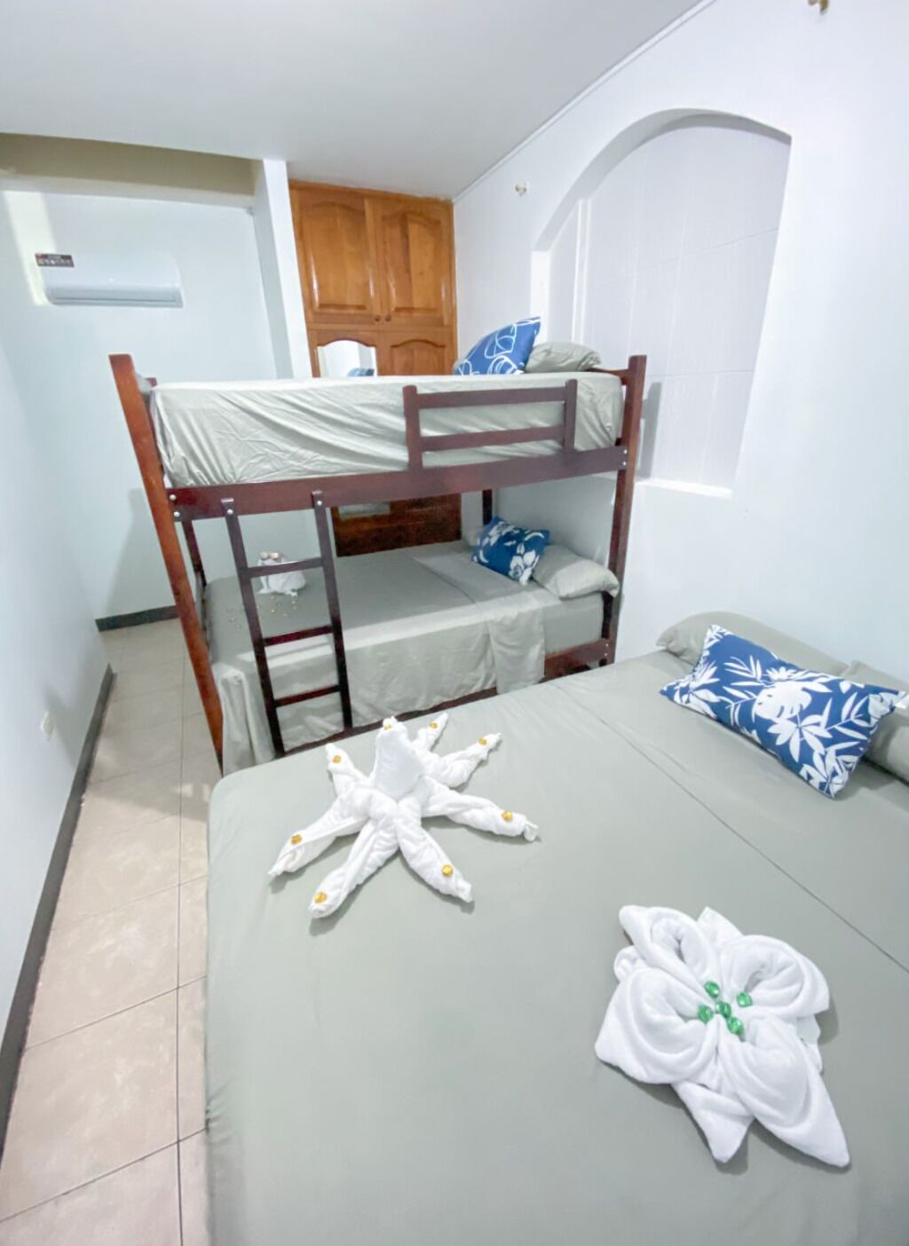 2 habitaciones, tabla de planchar con plancha y wifi gratis 