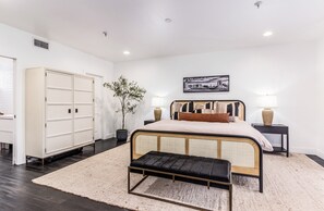 3 bedrooms, desk, iron/ironing board, free WiFi