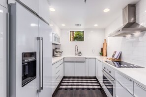 Réfrigérateur, four à micro-ondes, un four, surface de cuisson