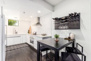 Réfrigérateur, four à micro-ondes, un four, surface de cuisson