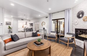 تلفزيون ذكي، كُتُب، مكتبة موسيقى، مكتبة فيديو