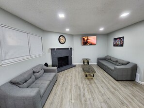 Smart TV, fireplace - Spacious Townhome in El Paso East (El Paso)