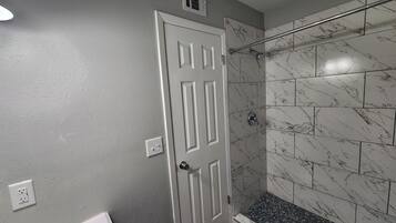 吹风机、毛巾、肥皂、卫生纸