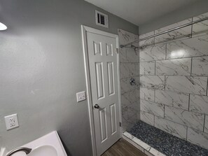 Hair dryer, towels, soap, toilet paper - Spacious Townhome in El Paso East (El Paso)