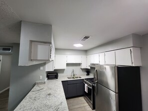 Microwave, oven, stovetop - Spacious Townhome in El Paso East (El Paso)