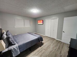 2 عدّة غرف نوم ومكواة/لوح كي وواي فاي وملاءات أسرّة