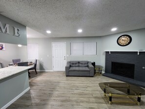 Smart TV, fireplace - Spacious Townhome in El Paso East (El Paso)