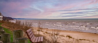 The Green Street Getaway: A charming 3-bed house with AC & WiFi in South Haven