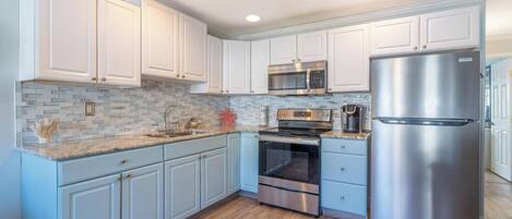 Køleskab, mikrobølgeovn, ovn, kogeplade