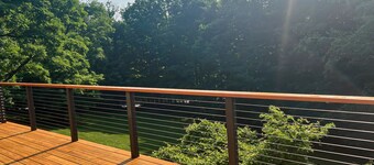 Charming cottage w/ deck, yard & fire pit - close to lake and town