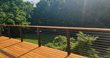 Charming cottage w/ deck, yard & fire pit - close to lake and town