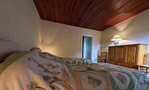 2 slaapkamers, een strijkplank/strijkijzer, reisbedje, gratis wifi