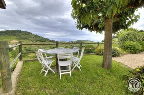 Outdoor dining - The 3 Aufranc vineyard gîtes (FLEURIE)