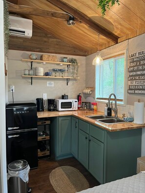 Kylskåp, mikrovågsugn, kaffe- och tebryggare och vattenkokare