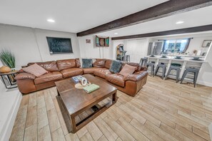 Smart-TV, Videospiele, Tischfußball, Bücher