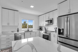 Jääkaappi, mikroaaltouuni, uuni, liesi