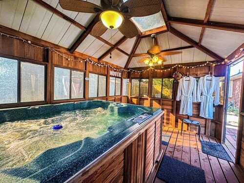 Maple House Romantic Getaway W/Hot Tub, Near IAH