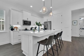 Fridge, microwave, oven, stovetop - Saona Cottage - Coastal Elegance (Naples)