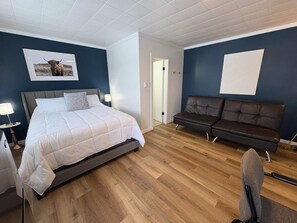 Laptop workspace, free WiFi - Remo Stays (Unity)