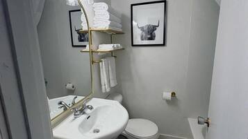 Combined shower/tub, free toiletries, towels, soap