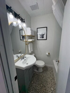 Combined shower/bathtub, free toiletries, towels, soap - Remo Stays (Unity)