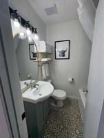 Bañera con ducha, artículos de tocador gratuitos, toallas, jabón