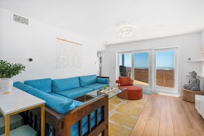 Télévision, baby-foot, table de tennis de table, livres