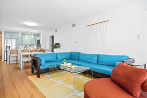 Télévision, baby-foot, table de tennis de table, livres