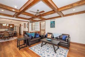 Casa, várias camas, varanda, vista para o jardim (Luxurious Dream Home) | Área de estar | TV de tela plana 55 polegadas com canais digitais