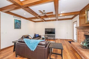 Casa, várias camas, varanda, vista para o jardim (Luxurious Dream Home) | Área de estar | TV de tela plana 55 polegadas com canais digitais