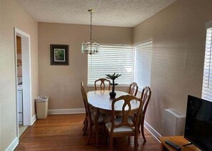 Dining - Beach Condo W/ Heated Pool & Fishing Dock - Steps to Sand - Coral Resort D-1 (Clearwater Beach)