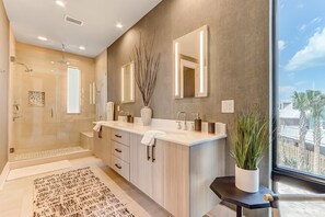 Shower, hair dryer, towels, soap - Tarpon Tides - Hosted by Moore AI Rentals (Fernandina Beach)
