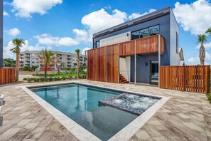 حمّام سباحة مُدفَّأ