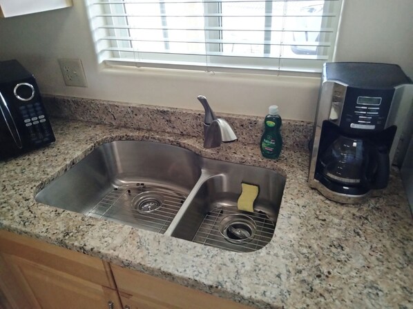 Microwave, oven, stovetop - Cozy Guest House by the park in charming Tucson (Tucson)
