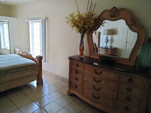 1 bedroom, iron/ironing board, WiFi, bed sheets - Cozy Guest House by the park in charming Tucson (Tucson)