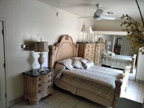 1 bedroom, iron/ironing board, WiFi, bed sheets - Cozy Guest House by the park in charming Tucson (Tucson)